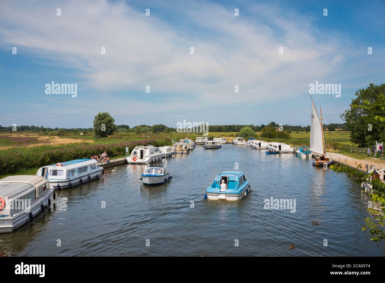 Norfolk Broads, Blick im Sommer auf Boote segeln auf der Wasserstraße in der Nähe Ludham Bridge im Herzen der Norfolk Broads, East Anglia, England, Großbritannien. Stockfoto