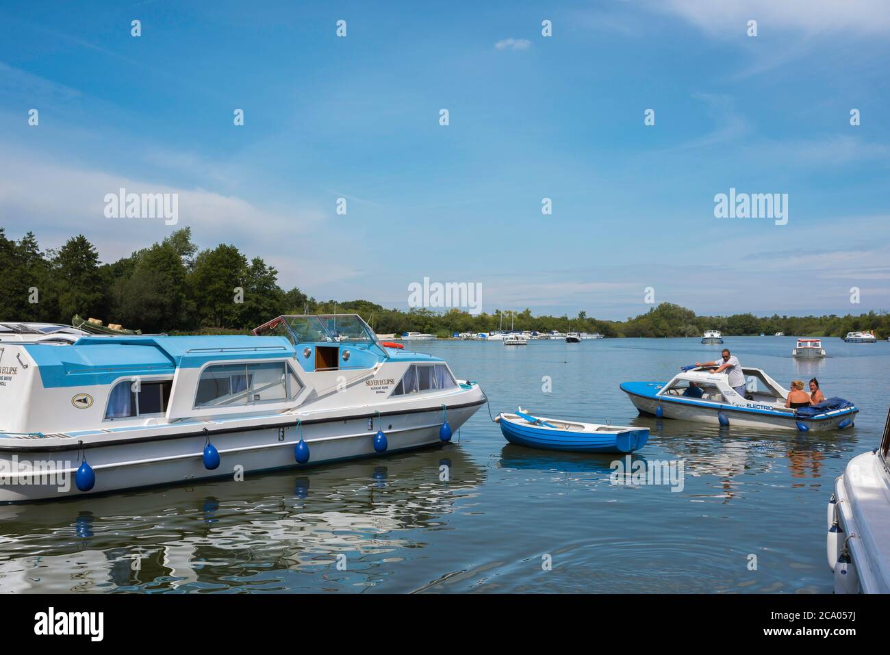 Ranworth Broad, Blick im Sommer auf Boote auf Ranworth Broad im Herzen der Norfolk Broads, East Anglia, England, Großbritannien Stockfoto