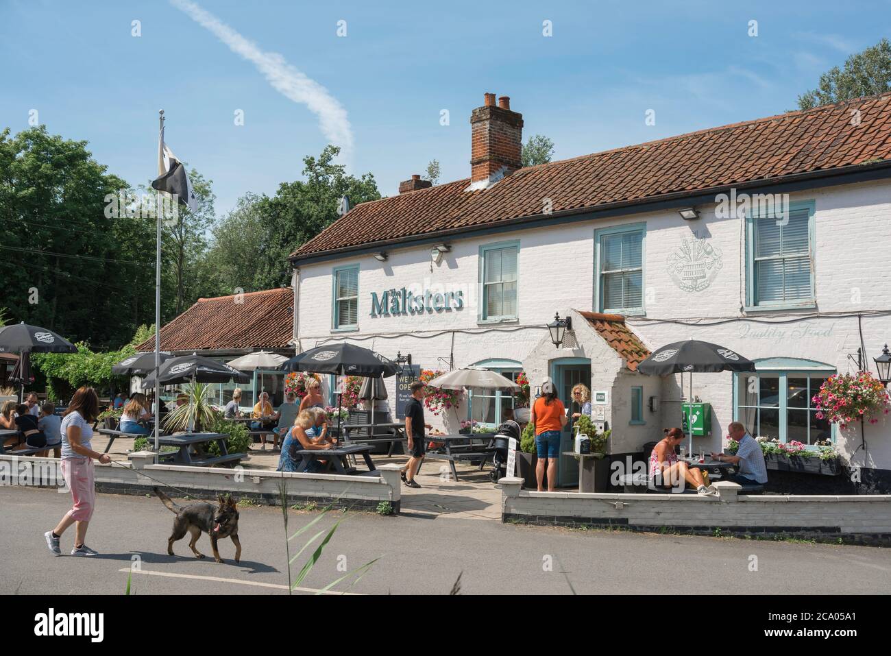 Countryside Pub England, Blick im Sommer von Menschen sitzen außerhalb eines typischen ländlichen Pub in Norfolk, East Anglia, Großbritannien Stockfoto