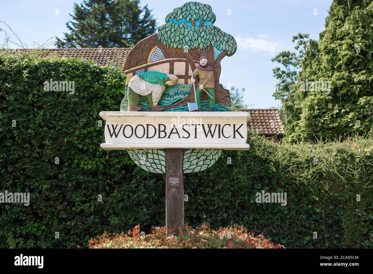 Woodbastwick Village Schild, Ansicht des Schildes im Norfolk Dorf Woodbastwick, das sein sächsisches Erbe als lokaler Produzent von Bastleggings bezeichnet. Stockfoto