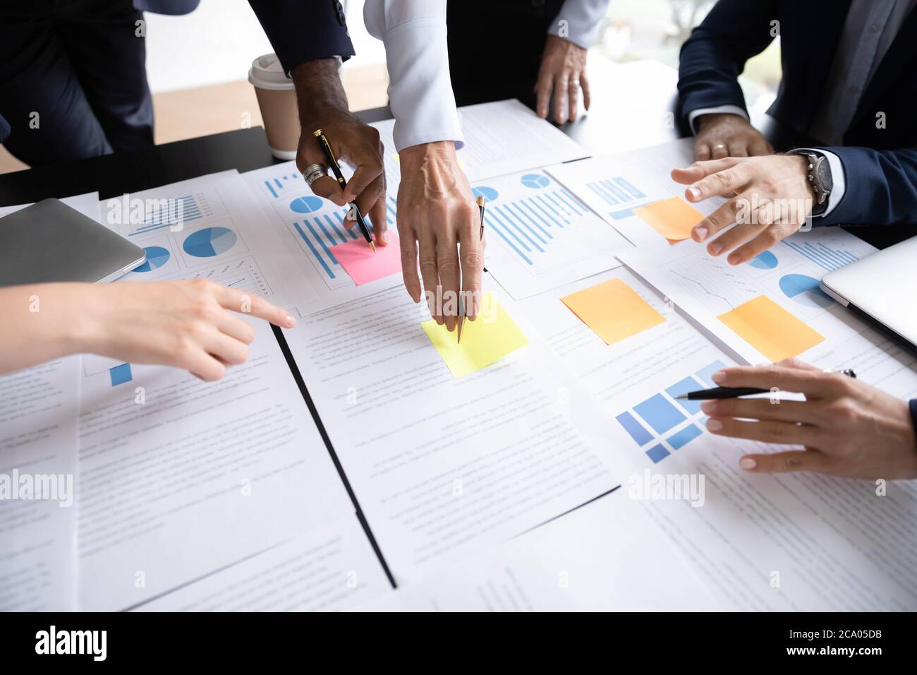 Nahaufnahme verschiedene Geschäftsleute diskutieren bei einem Meeting über die Datenstatistik von Papierkram Stockfoto