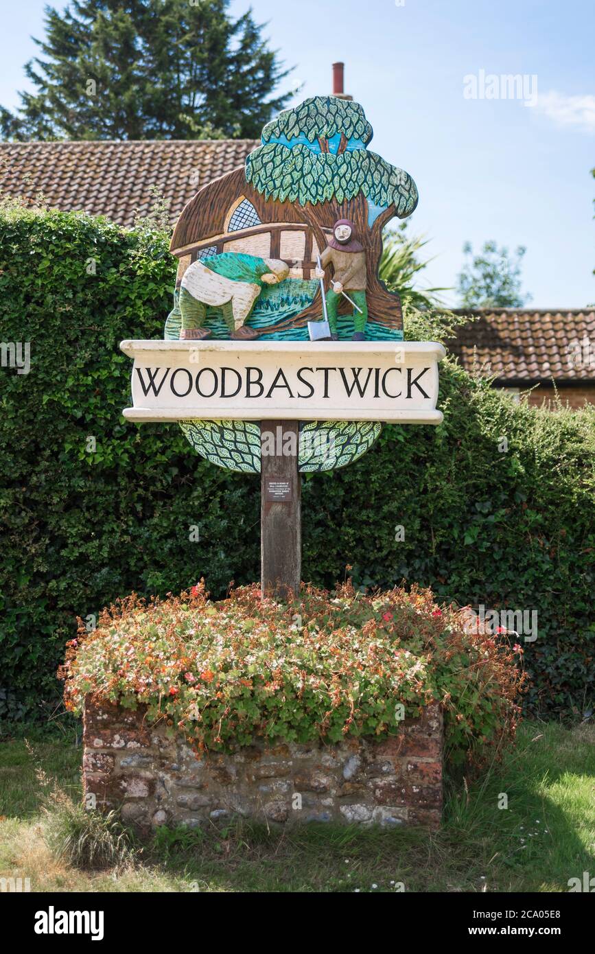 Woodbastwick Village Schild, Ansicht des Schildes im Norfolk Dorf Woodbastwick, das sein sächsisches Erbe als lokaler Produzent von Bastleggings bezeichnet. Stockfoto