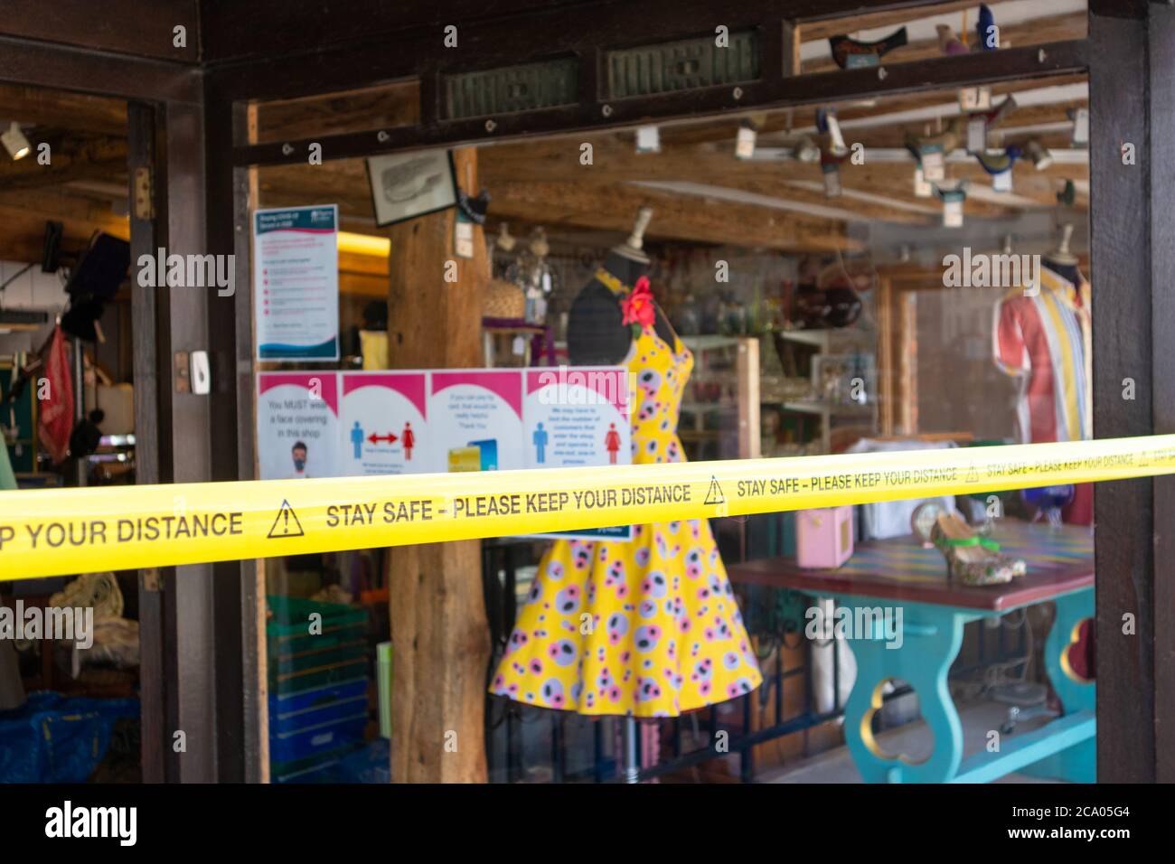 Tenterden, Kent, Großbritannien. 03. August 2020. Coronavirus-Update: COVID 19 Auswirkungen auf die Hauptstraße mit mehreren Schließungen von Geschäften. Bleiben Sie sicher - bitte halten Sie Ihre Entfernung Band sperren Kunden am Betreten Shop. Foto-Kredit: Paul Lawrenson-PAL Lawrenson/Alamy Live Nachrichten Stockfoto