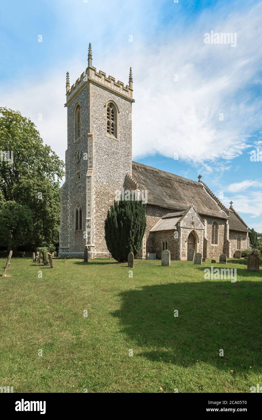 Woodbastwick Kirche, Blick im Sommer der Heiligen Fabian und Sebastian Kirche in der Norfolk Dorf Woodbastwick, East Anglia, England, Großbritannien Stockfoto