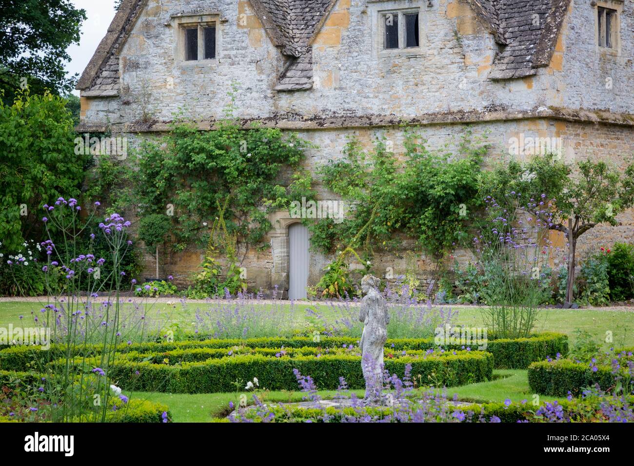 The Slaughters Manor House Garden, Lower Slaughter, Gloucestershire, England, Großbritannien Stockfoto
