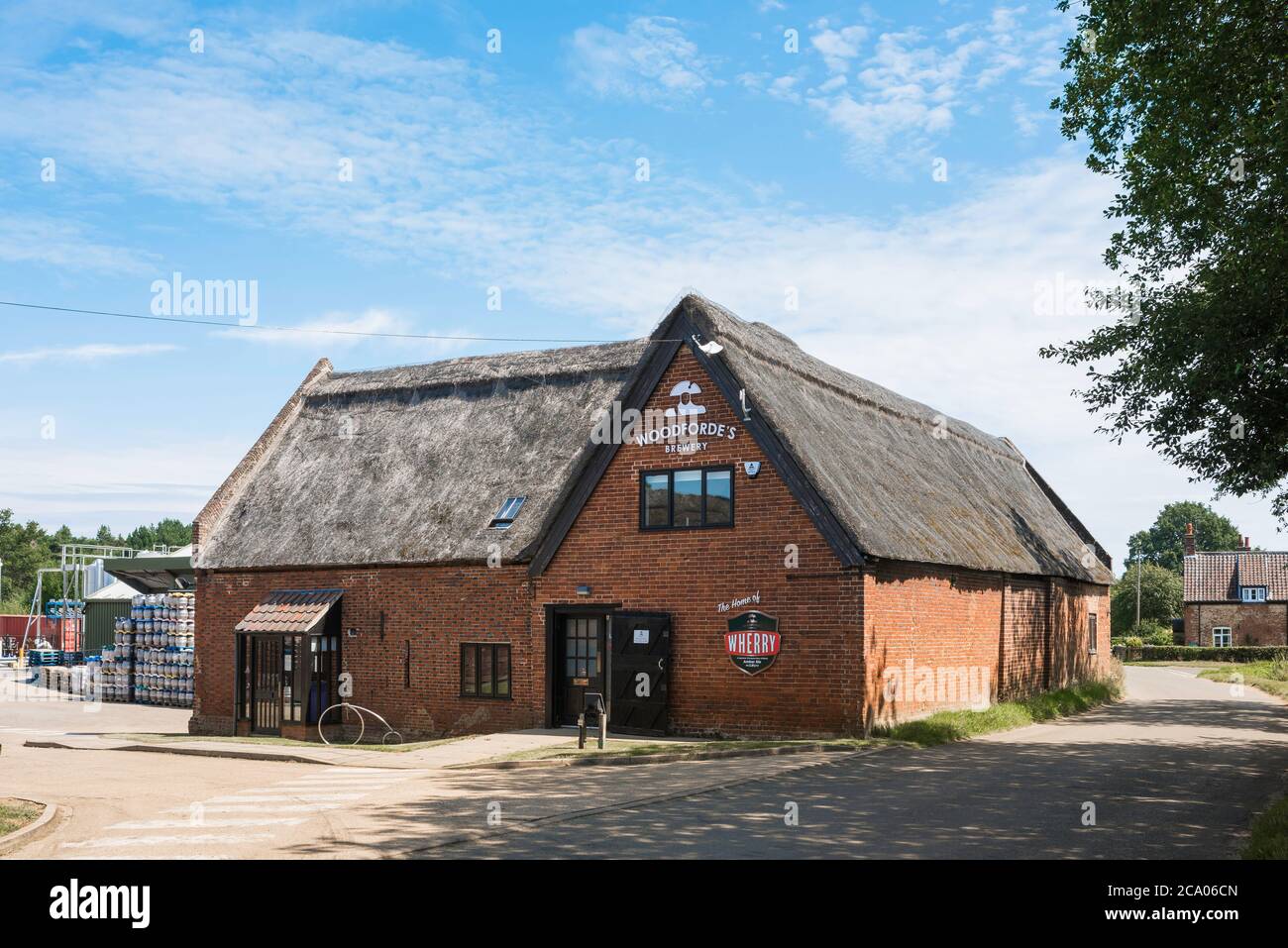 Woodforde's Norfolk, Blick im Sommer auf die Woodforde's Brewery in Woodbastwick, Norfolk, East Anglia, England, Großbritannien Stockfoto