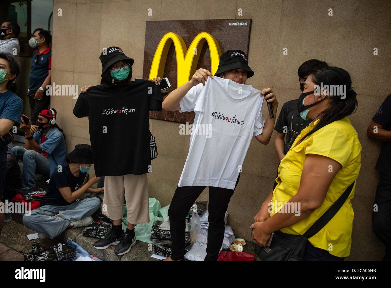 Bangkok, Thailand. August 2020. Prodemokratische Demonstranten verkaufen T-Shirts auf dem Bürgersteig gegenüber dem Democracy Monument während eines Harry Potter-Protestes in Bangkok, Thailand, Montag, 3. August 2020. Der prodemokratische Protest trug den Titel "Gießen des Patronus-Charms zum Schutz der Demokratie", Teil einer Reihe von Protesten in den letzten Wochen. Die Proteste sind seit Februar wegen des COVID-19 Ausbruchs eingestellt, aber Thailand hat in mehr als zwei Monaten keine neuen lokalen Übertragungen mehr registriert und die pro-demokratischen Zusammenkünfte beginnen wieder an Dynamik zu gewinnen. (Bild: © Andre Malerba/ZUM Stockfoto