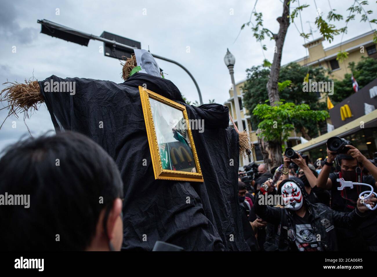 Bangkok, Thailand. August 2020. Ein Strohbildnis mit einem VoldemortÃs-Gesicht - das den derzeitigen Premierminister Prayut Chan-O-Cha symbolisieren soll - wird auf dem Bürgersteig gegenüber dem Demokratie-Denkmal während eines Harry Potter-Protestes in Bangkok, Thailand, am Montag, 3. August 2020, getragen. Der prodemokratische Protest trug den Titel "Gießen des Patronus-Charms zum Schutz der Demokratie", Teil einer Reihe von Protesten in den letzten Wochen. Seit Februar sind die Proteste wegen des COVID-19-Ausbruchs eingestellt, aber Thailand hat in mehr als zwei Monaten und der pro-demokratischen Bewegung keine neuen lokalen Übertragungen registriert Stockfoto