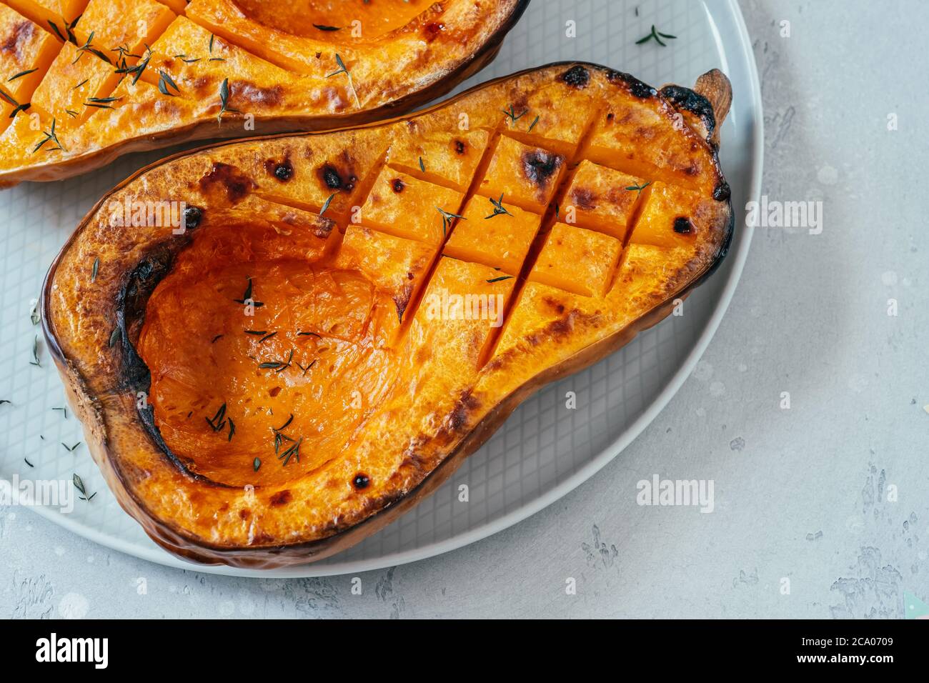 Geröstete Butternut Kürbis und Kräuter Stockfoto