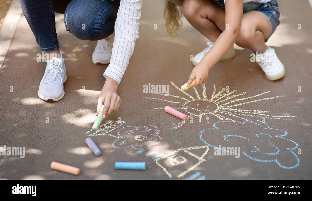 Unverkennbar Mutter Und Tochter Zeichnen Mit Kreiden Spaß Draußen Haben Stockfoto