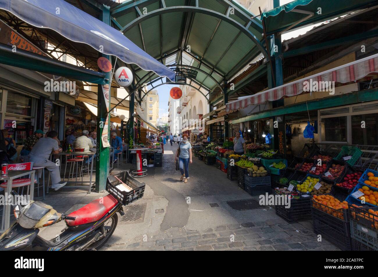 THESSALONIKI, GRIECHENLAND - 27. Juni 2020 - Menschen Shop im zentralen Markt in der Innenstadt von Thessaloniki Griechenland. Foto: Geopix Stockfoto