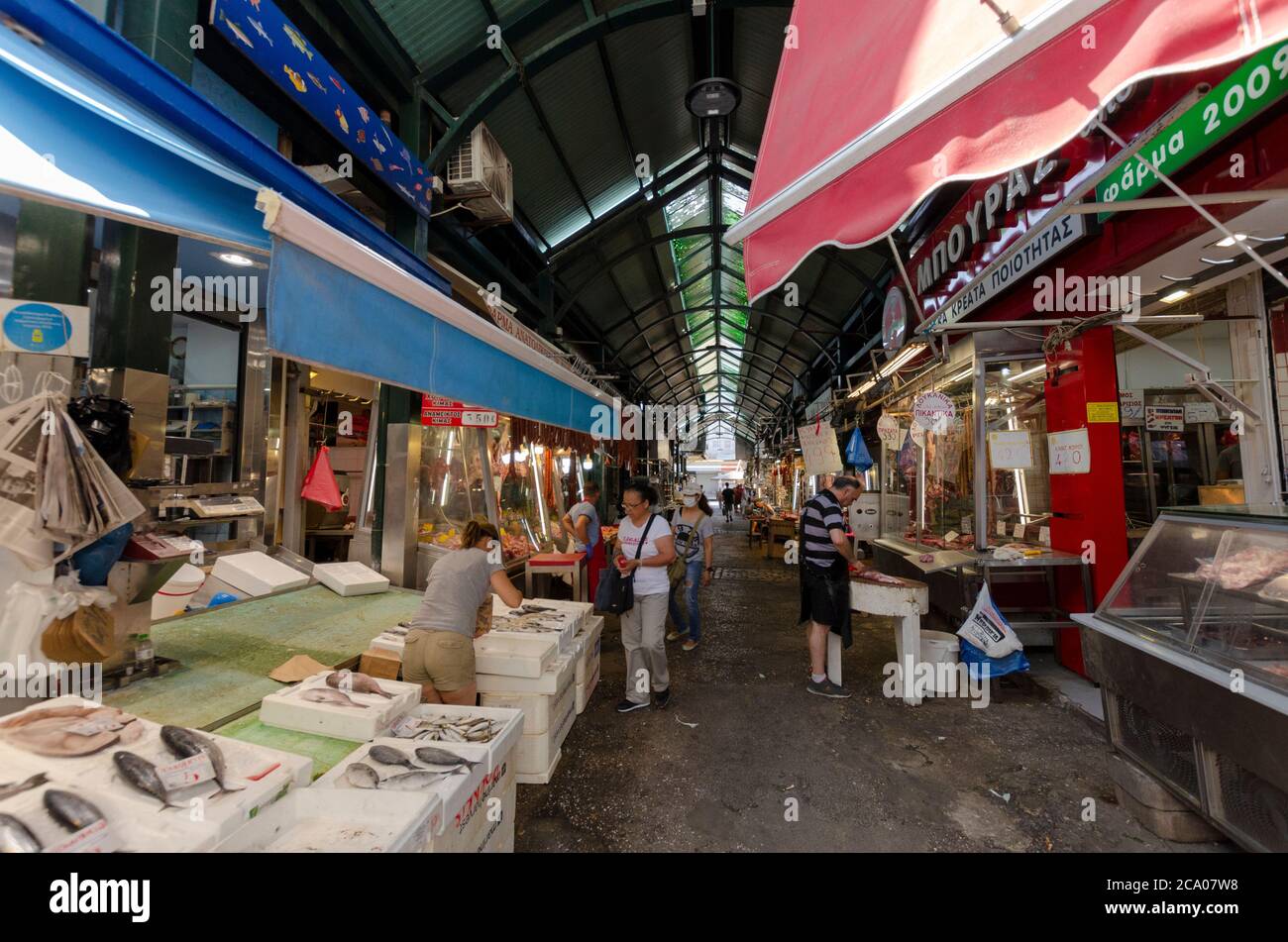 THESSALONIKI, GRIECHENLAND - 27. Juni 2020 - Menschen Shop im zentralen Markt in der Innenstadt von Thessaloniki Griechenland. Foto: Geopix Stockfoto