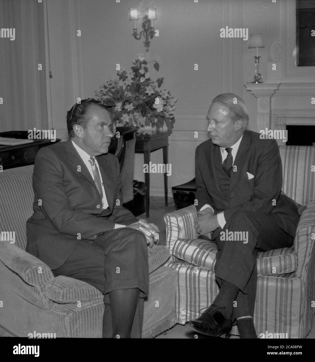 Der amerikanische Präsident Richard Nixon spricht 1969 im Claridges Hotel, London, mit dem Führer der britischen Opposition, der konservativen Partei Edward Ted Heath Stockfoto