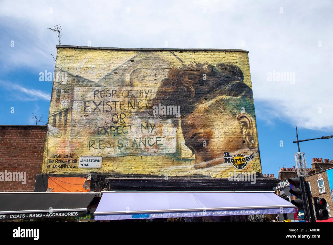 Dr. Martens Werbung Wandbild auf der Seite einer Ziegelwand in Camden,  England Stockfotografie - Alamy