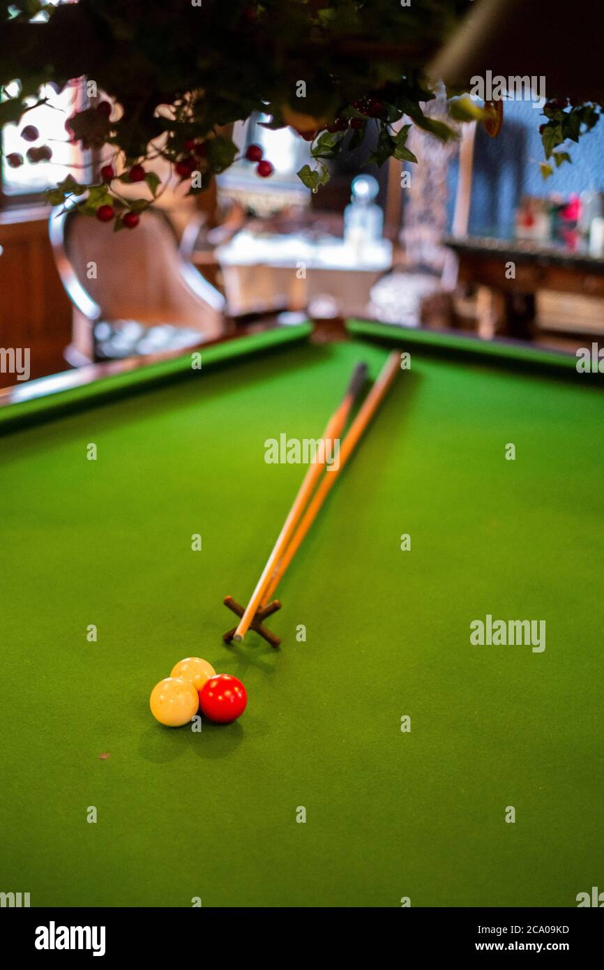 Snooker-Queues und Bälle auf dem Snooker-Tisch Stockfoto