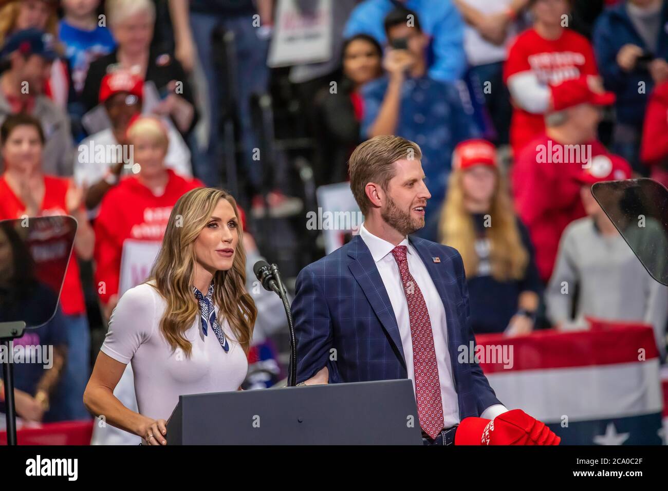 Lara und Eric Trump wärmen die Menge vorher auf Die Wahlkampfrede des Präsidenten Stockfoto