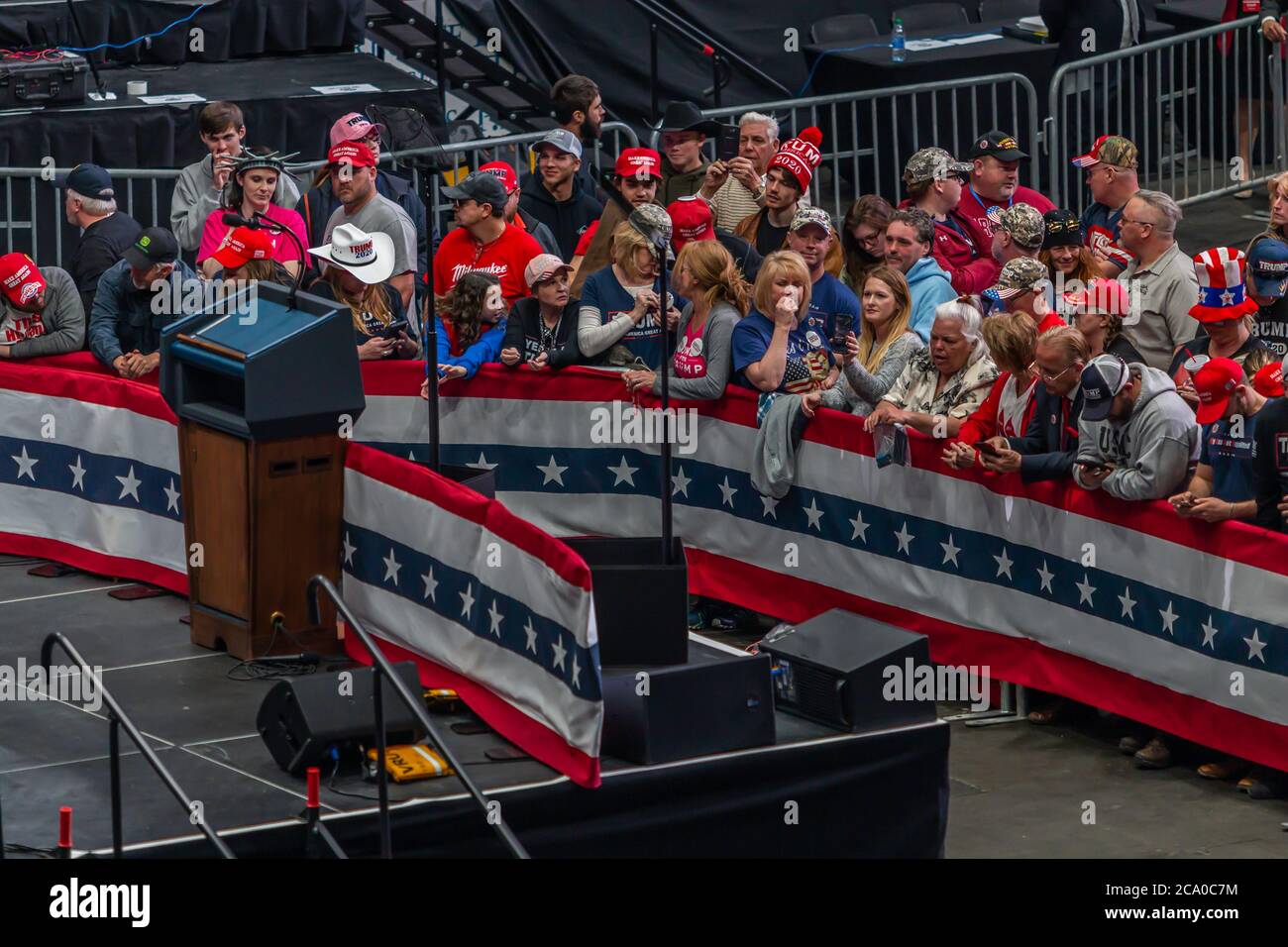 Unterstützer von Präsident Trump sind die frühen Arrfluvers und füllen In der ersten Reihe bei der Rallye in der Bojangle's Kolosseum Stockfoto