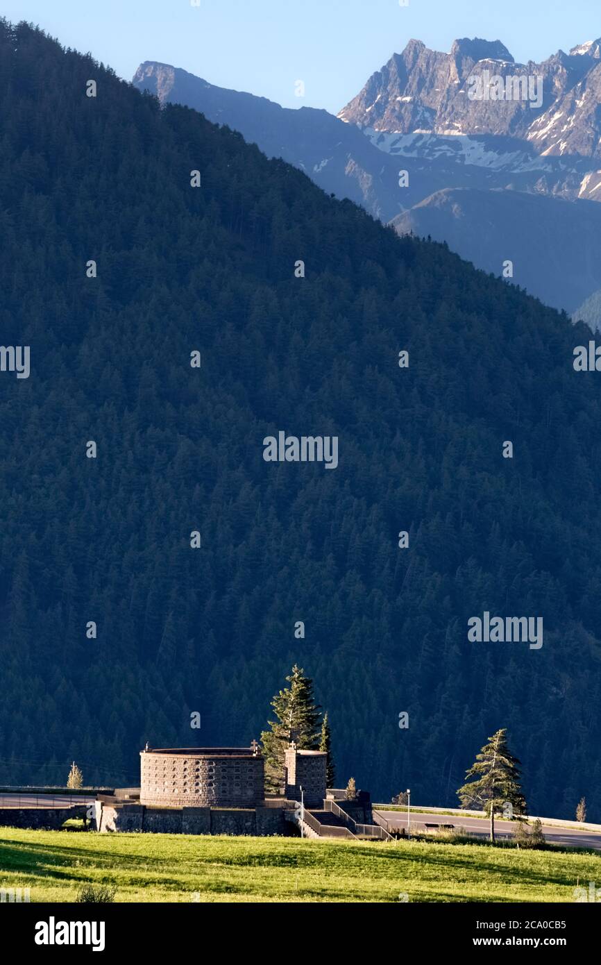 Das militärische Denkmal des Reschenpass wurde 1939 erbaut und ist ein Beispiel faschistischer Architektur. Burgusio, Südtirol, Italien. Stockfoto