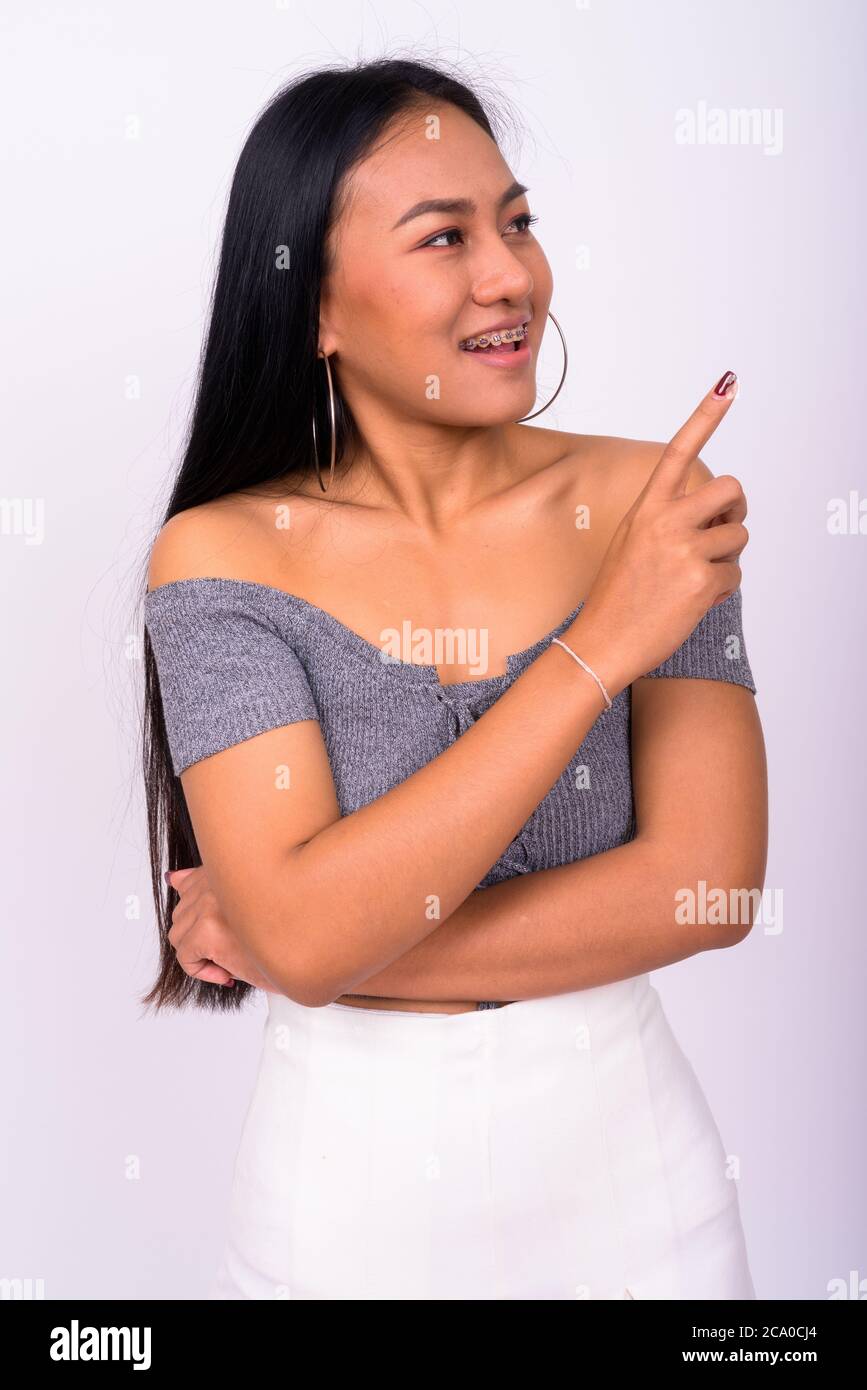 Portrait von glücklichen jungen schönen asiatischen Frau mit Hosenträger Stockfoto
