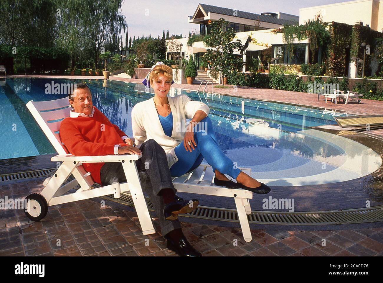 Der verstorbene Baron von Thyssen mit seiner 5. Frau Carmen 'Tina' Cervera kurz nach ihrer Hochzeit 1985 in Spanien Stockfoto