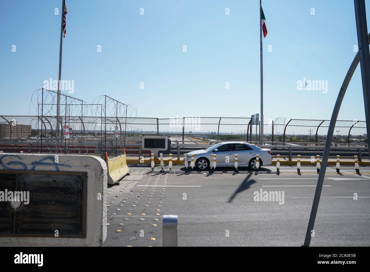 Ciudad Juarez, Chihuahua, Mexiko. August 2020. Ein Auto überquert am 2. August 2020 den Grenzübergang Santa Fe Bridge nach El Paso von Ciudad Juarez in Mexiko. Quelle: Bryan Smith/ZUMA Wire/Alamy Live News Stockfoto