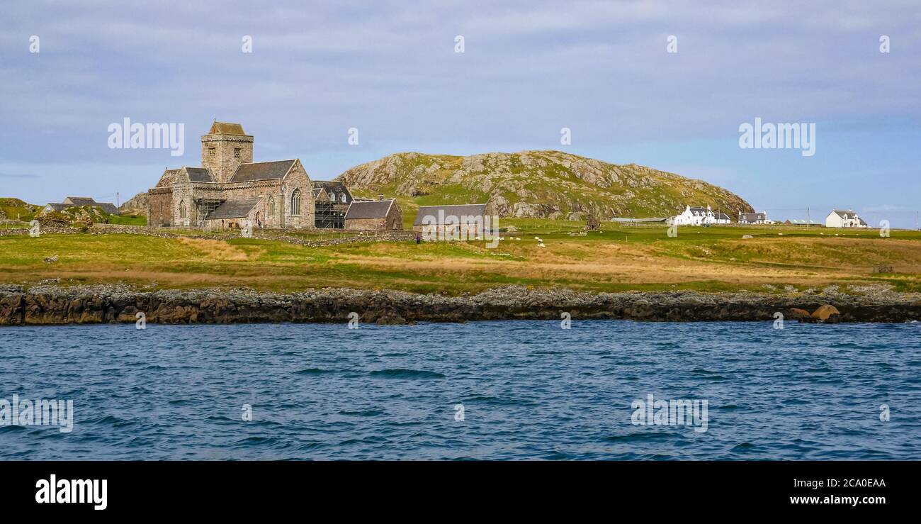 Blick auf die historische Iona Abbey, Isle of Mull, Innere Hebriden, Schottland, Großbritannien vom Meer aus gesehen Stockfoto