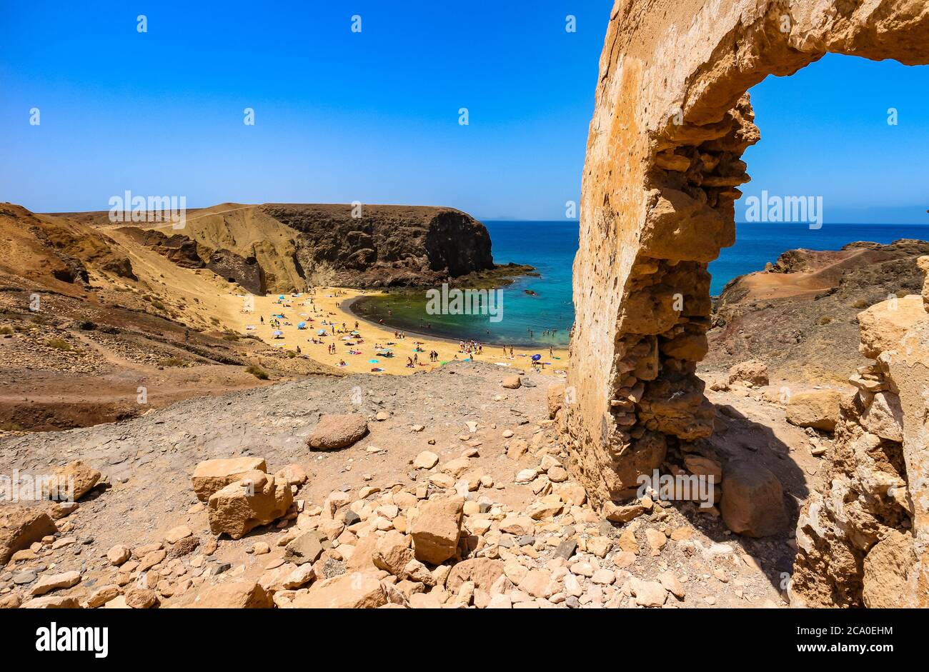 Steinbogen mit Blick auf den malerischen Papagayo Strand an der Costa Blanca, Yaiza, Lanzarote, Kanarische Inseln, Spanien. Stockfoto