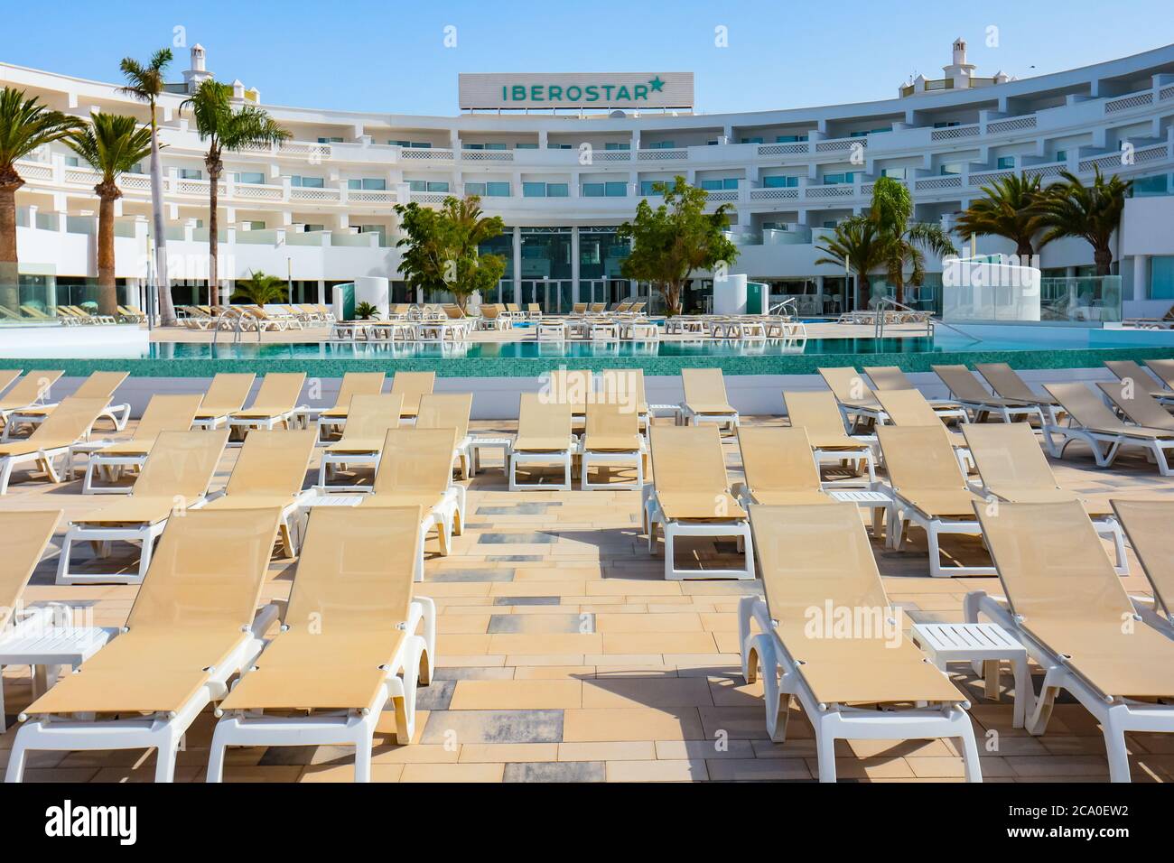 Einsames Resort-Hotel in Playa Blanca, Lanzarote, mit leeren Liegen während der Coronavirus-Krise, nach der spanischen Sperre und Reiseverbote aufgehoben. Stockfoto