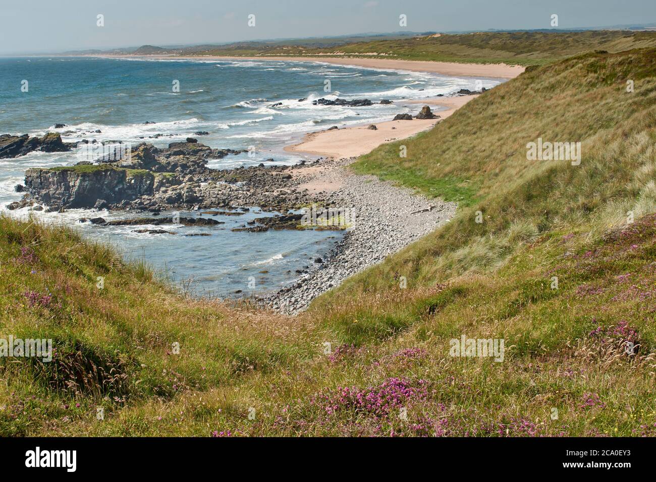 FORVIE SANDS NATIONAL NATURE RESERVE COLLIESTON SCHOTTLAND EIN BLAUER HIMMEL ÜBER FORVIE SANDS, DEM WICHTIGSTEN SANDSTRAND Stockfoto