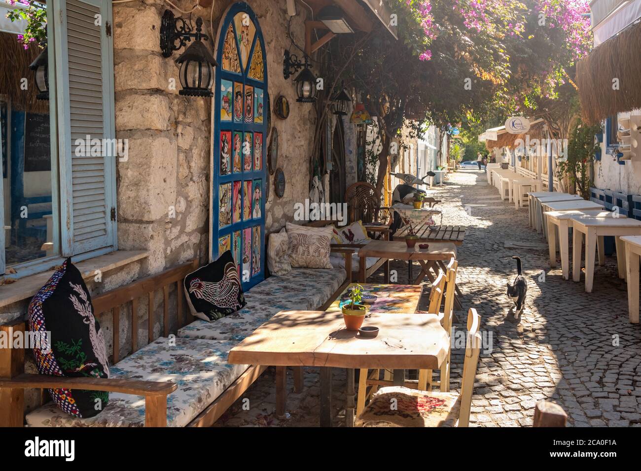 Gemütliches Café im Freien in der mediterranen Alacati-Stadt in der Türkei. Stockfoto