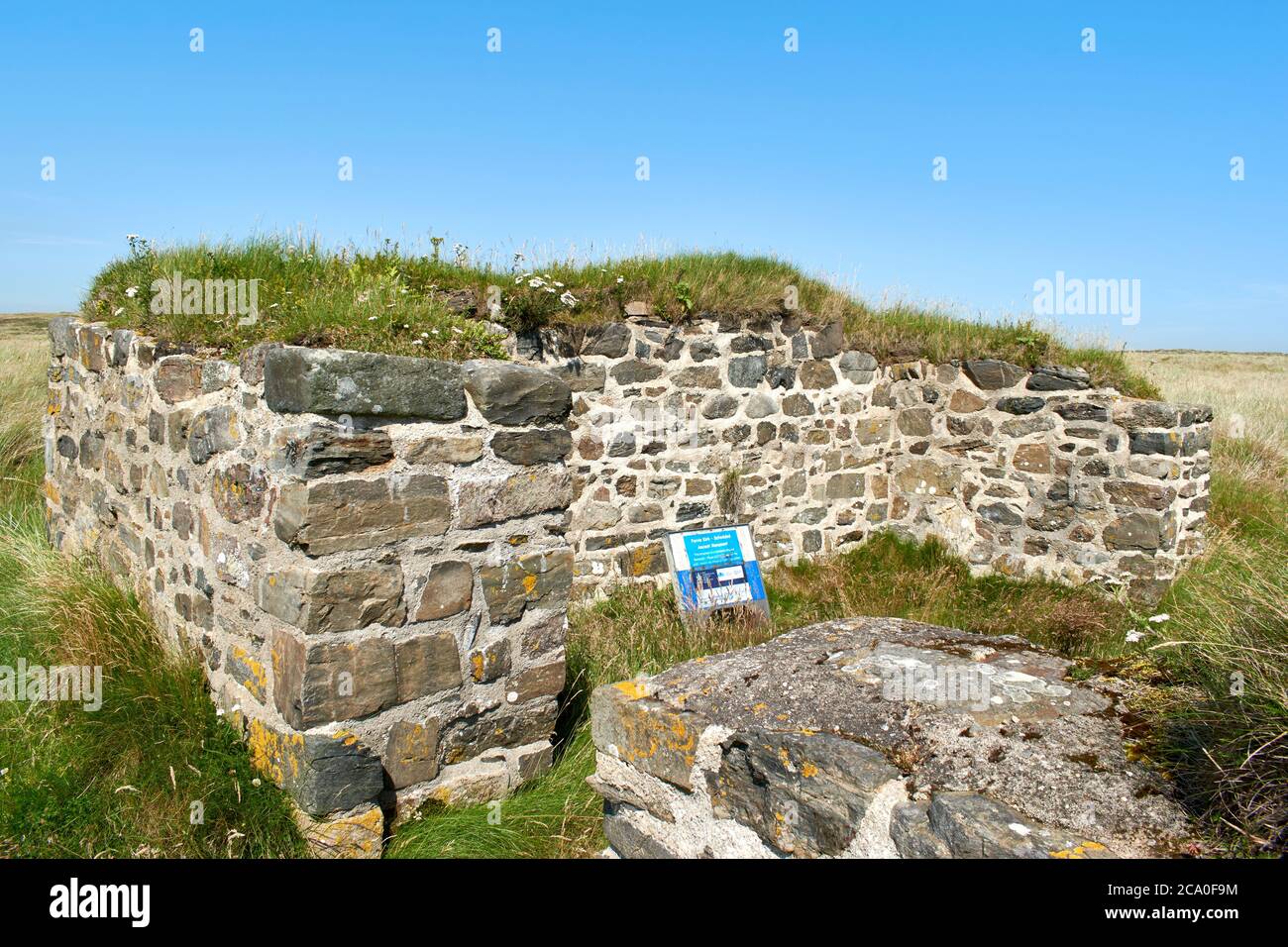 FORVIE SANDS NATIONAL NATURE RESERVE COLLIESTON SCOTLAND FORVIE KIRK ANTIKES MONUMENT INNERE TÜREN UND WÄNDE Stockfoto