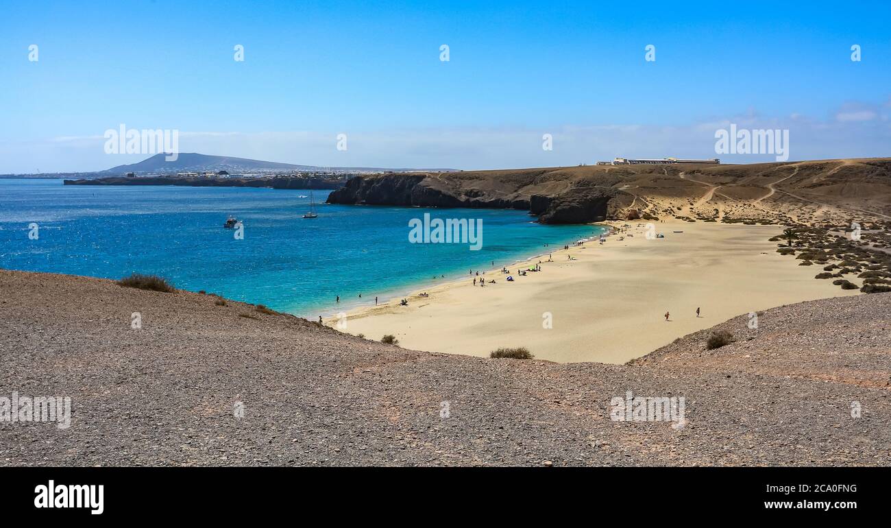 Playa Mujeres Strand mit Atlantik und umgebender Trockenlandschaft an der Papagayo Küste von Playa Blanca, Lanzarote, Kanarische Inseln, Spanien. Stockfoto