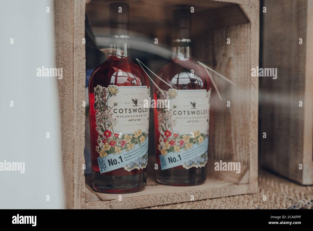 Broadway, Großbritannien - 07. Juli 2020: Cotswolds Wildflower Gin in einem Schaufenster eines Geschäfts in Broadway, einem großen historischen Dorf innerhalb der Cotswolds in der Grafschaft Stockfoto