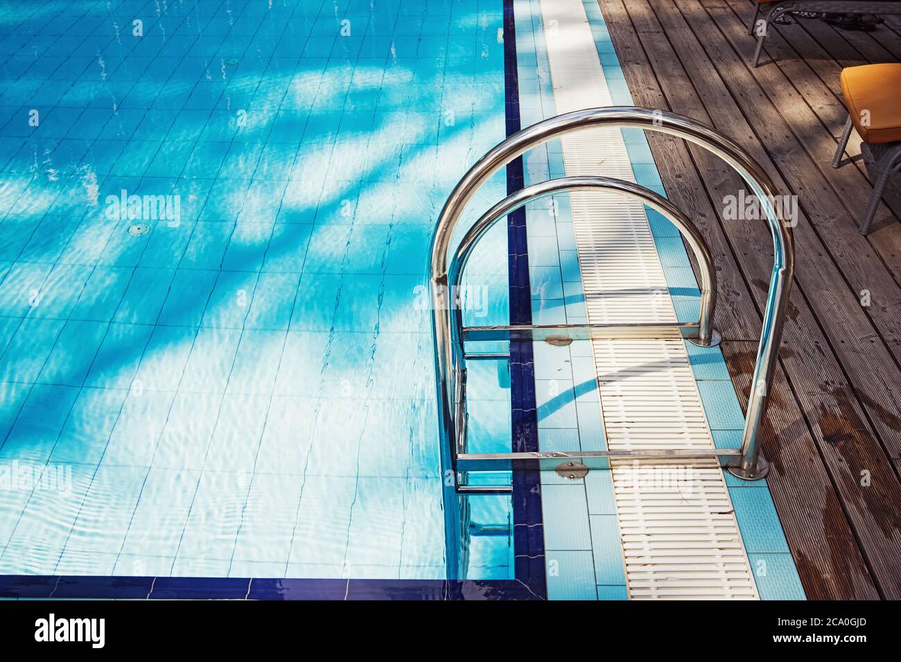 Nahaufnahme der Leiter im Schwimmbad Stockfoto