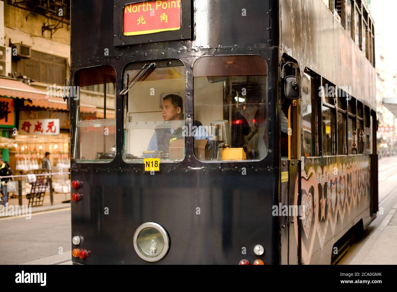 Sheung Wan, Hong Kong Island, Hong Kong, China, Asien - Nahaufnahme einer traditionellen Straßenbahn auf Hong Kong Insel. Stockfoto
