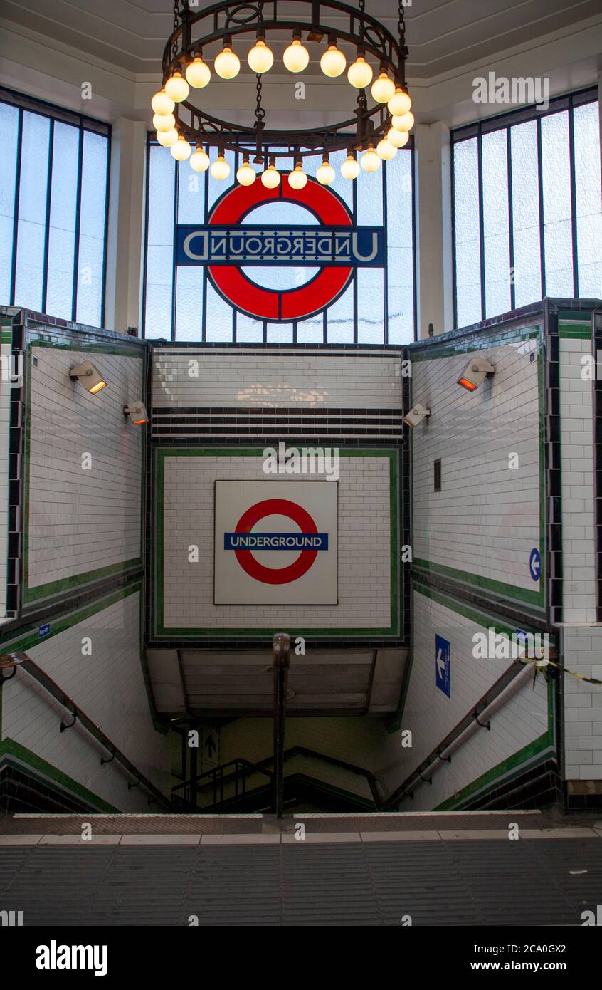 Der Eingang zur Londoner U-Bahn-Station Balham im Süden Londons. England, Großbritannien Stockfoto