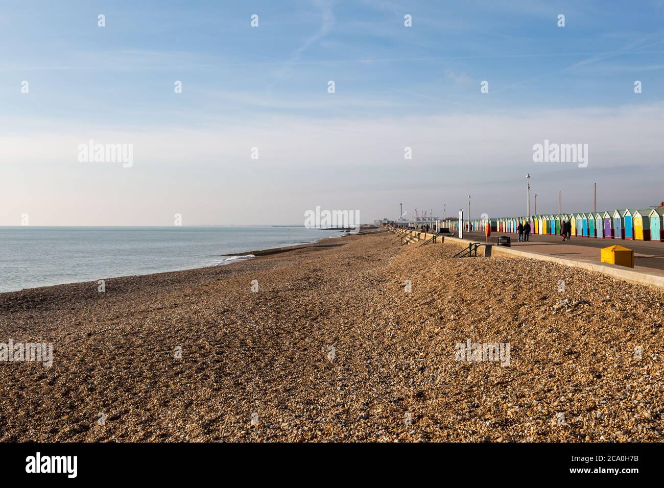 Blick entlang der Küste von Hove in Richtung Shoreham, an einem sonnigen Wintertag Stockfoto