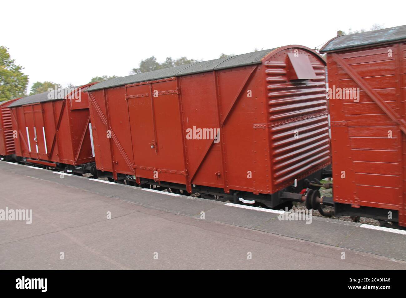 Ein Zug von Vintage Eisenbahn Güterwagen. Stockfoto