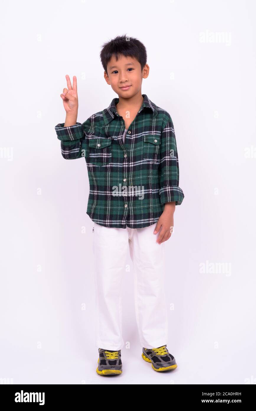 Studio Schuss von niedlichen asiatischen Jungen vor weißem Hintergrund Stockfoto