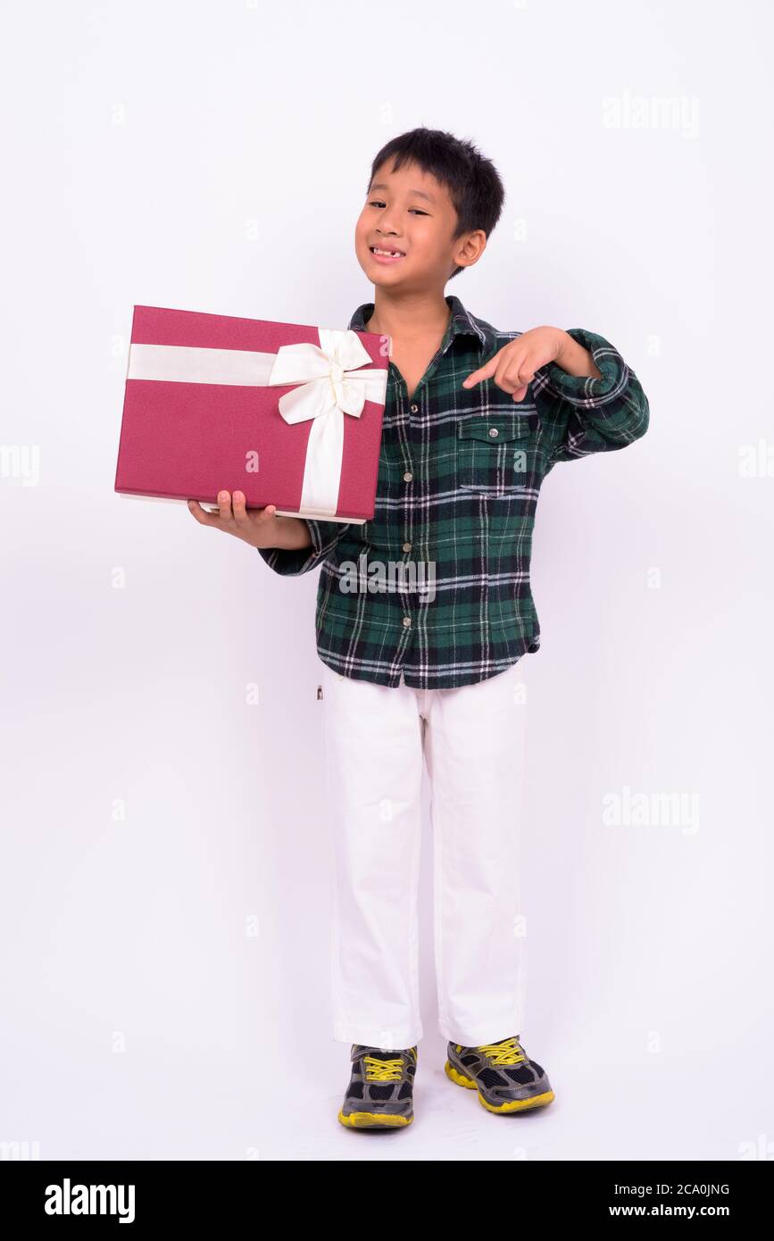 Portrait von niedlichen asiatischen Jungen mit Geschenkbox Stockfoto