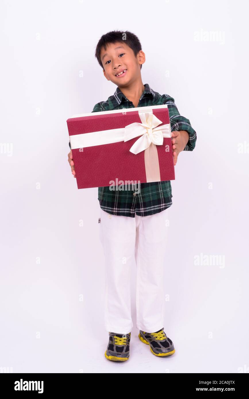 Portrait von niedlichen asiatischen Jungen mit Geschenkbox Stockfoto