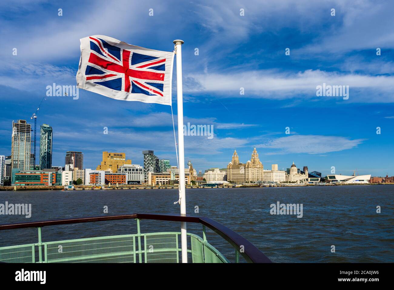 Liverpool Waterfront - Anfahrt zum Pier Head Liverpool am Fluss Mersey mit den drei Graces Gebäuden an der Liverpool Waterfront. Stockfoto