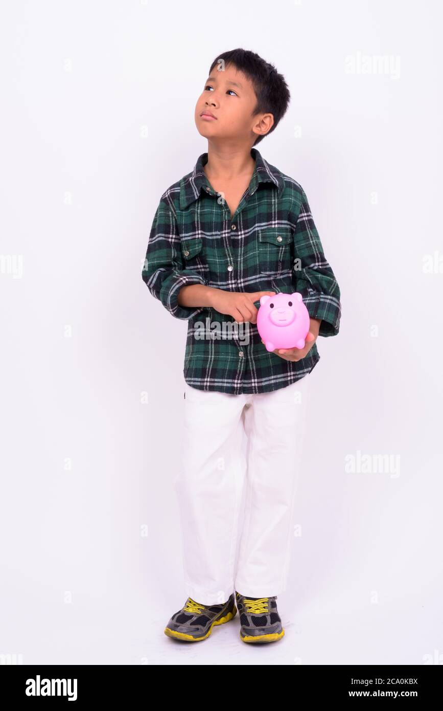 Portrait von niedlichen asiatischen Jungen mit Sparschwein Stockfoto
