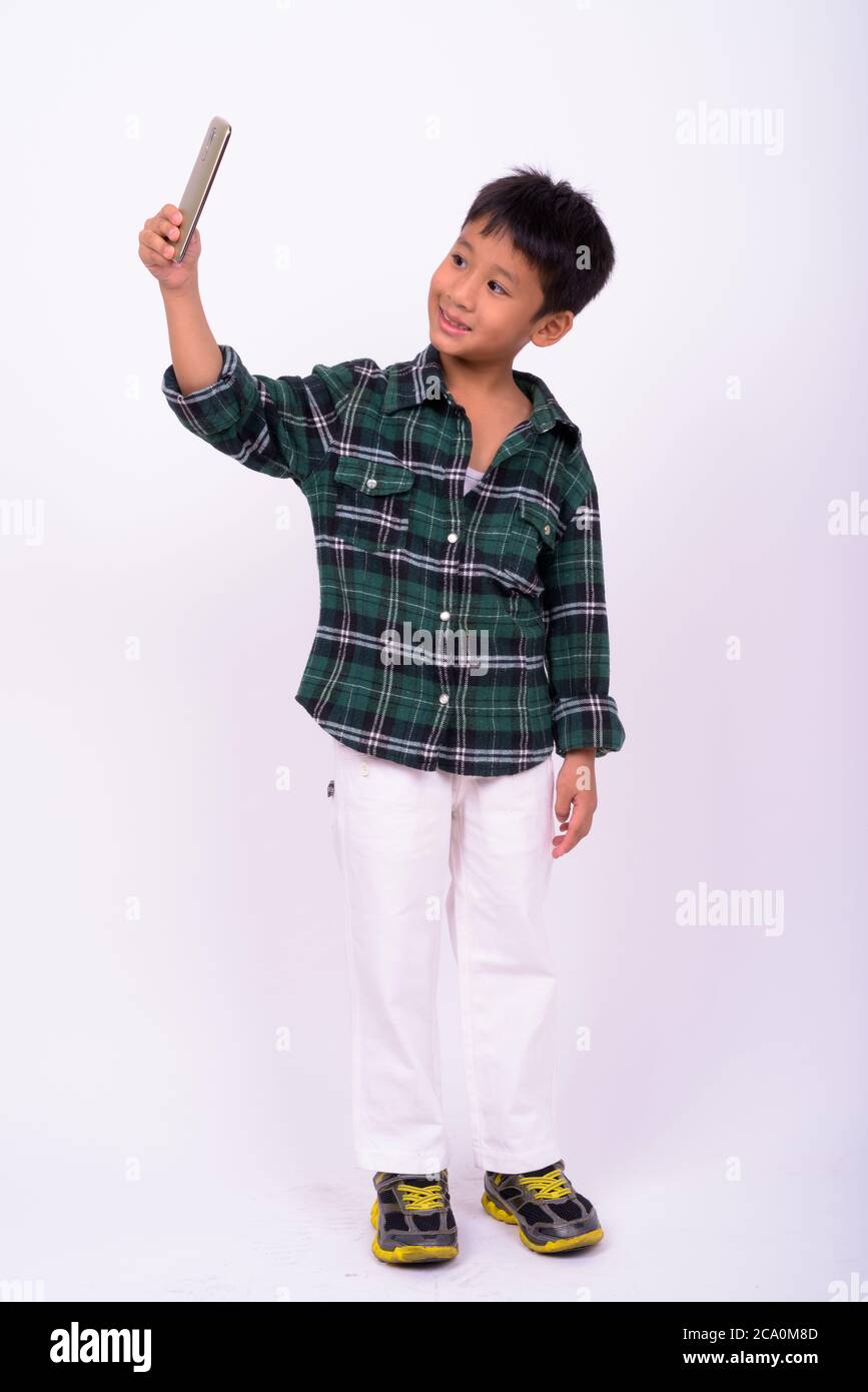Portrait von niedlichen asiatischen Jungen unter Selfie mit Telefon Stockfoto