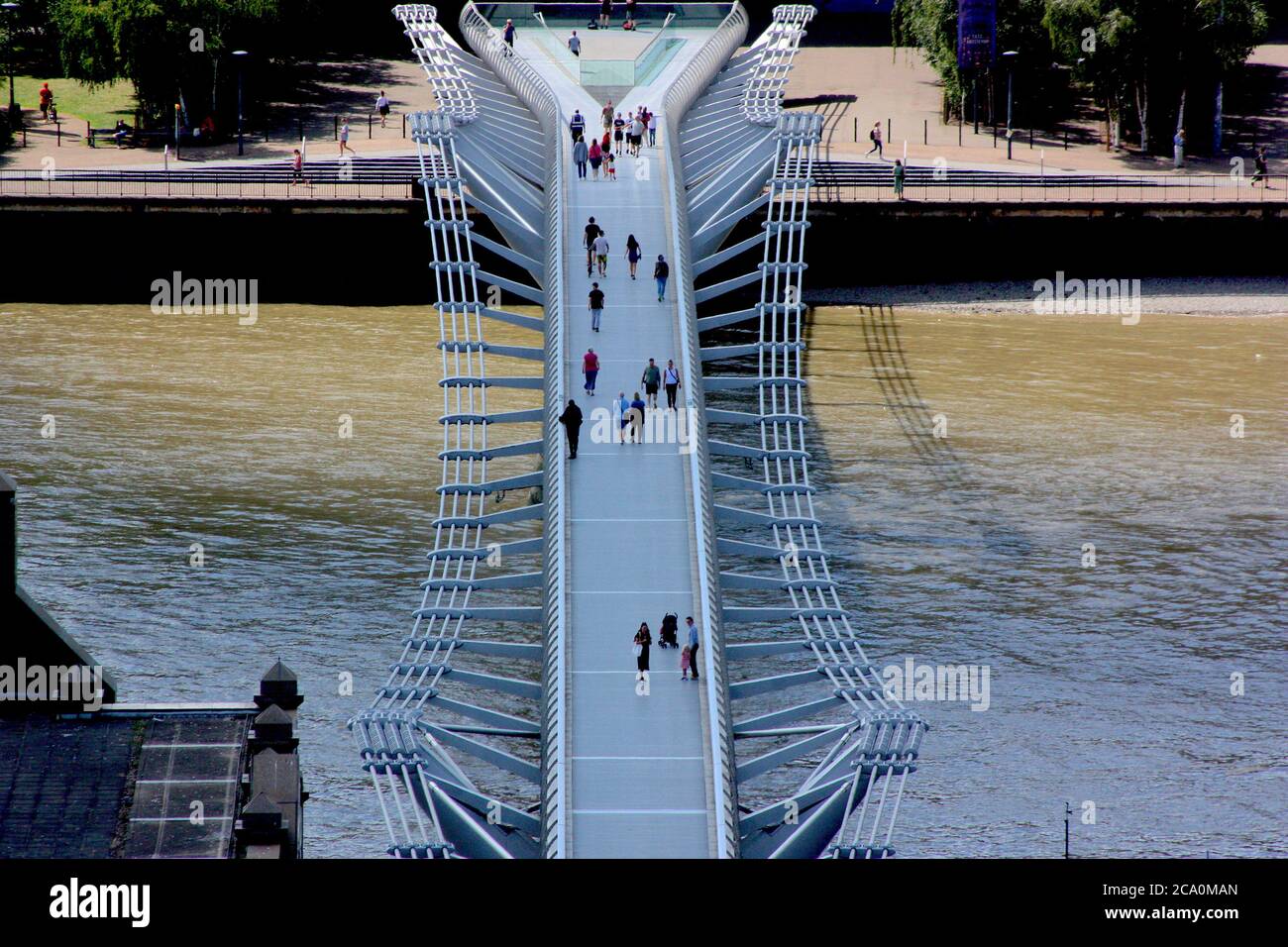 Die Millennium Bridge und die Themse von der St Paul's Cathedral Stockfoto