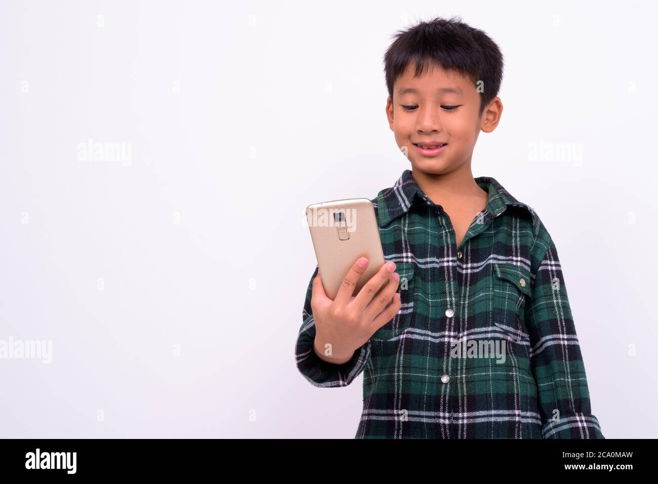 Porträt von niedlichen asiatischen Jungen mit Telefon Stockfoto