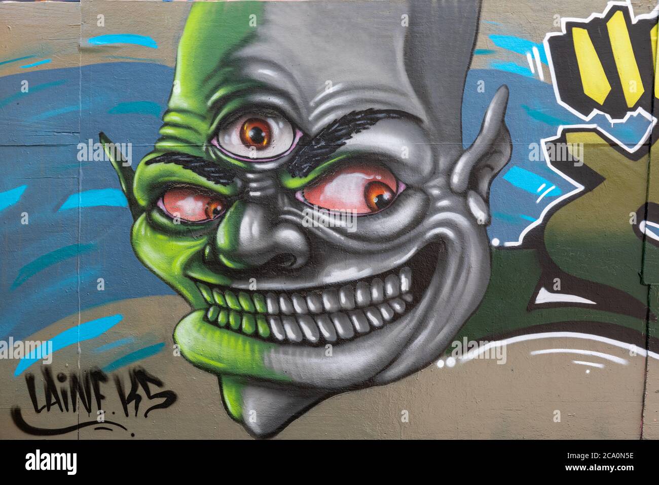 Graffiti-Wandbild auf Suvilahti Graffiti-Wand in Helsinki, Finnland Stockfoto