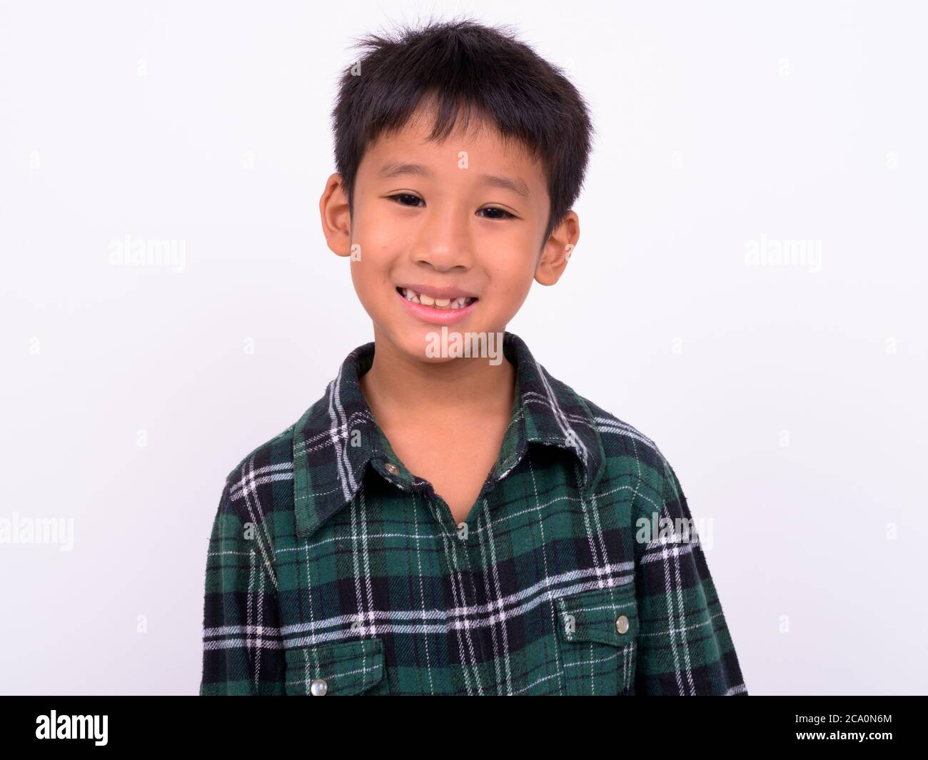 Studio Schuss von niedlichen asiatischen Jungen vor weißem Hintergrund Stockfoto