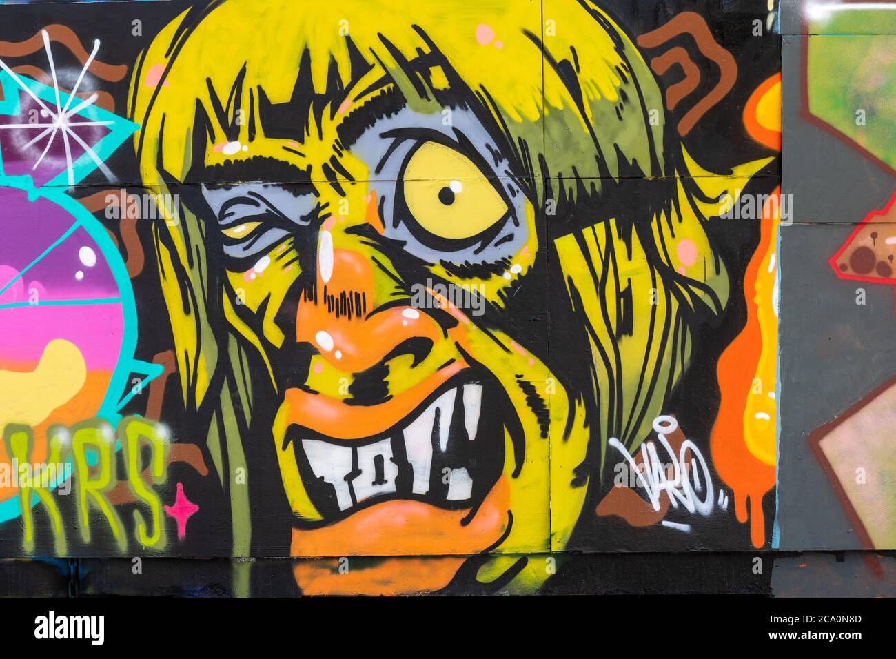 Street Art auf der Graffiti-Wand von Suvilahti in Helsinki, Finnland Stockfoto