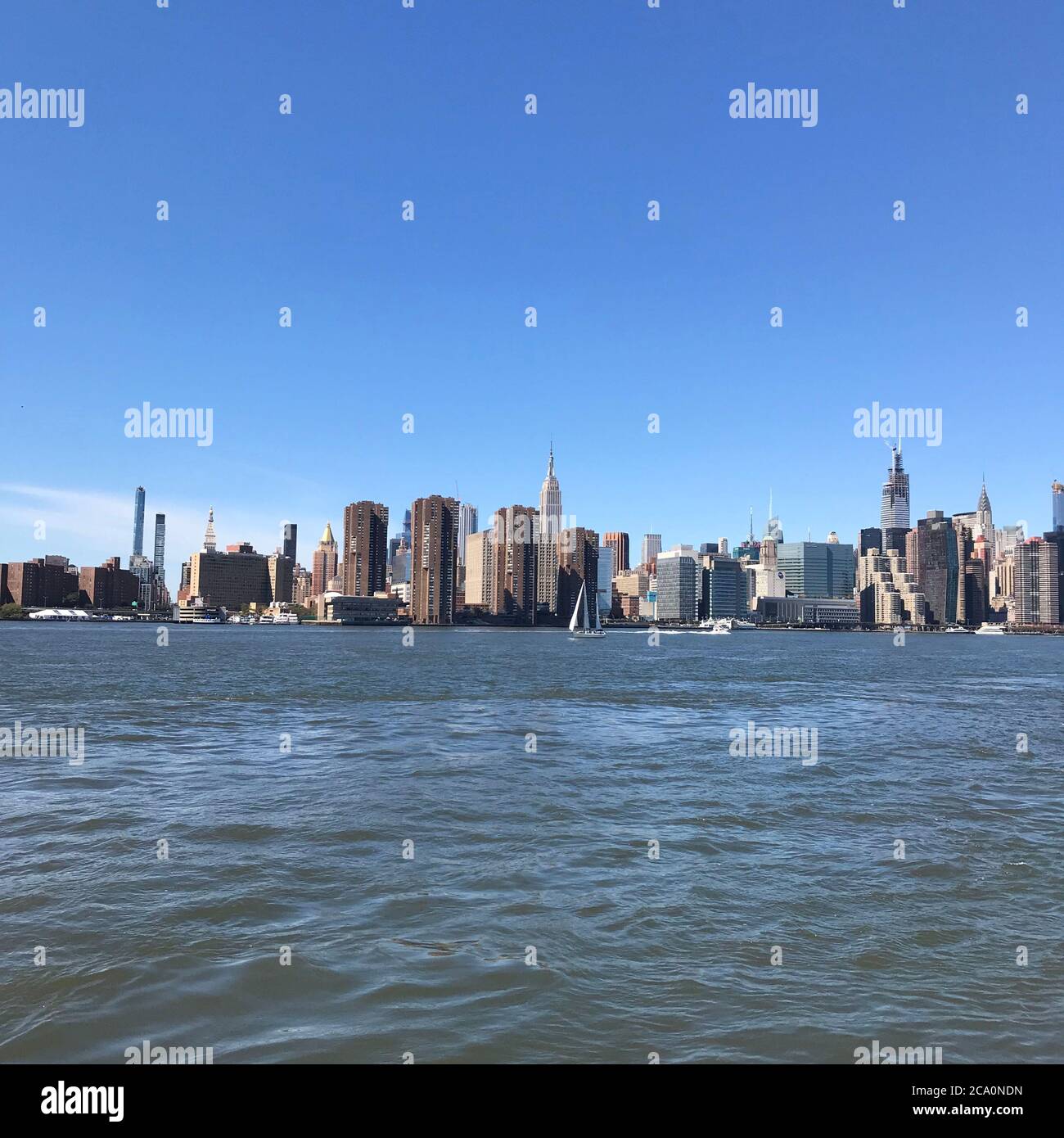 Blick auf das Boot und manhattan im Hintergrund Stockfoto